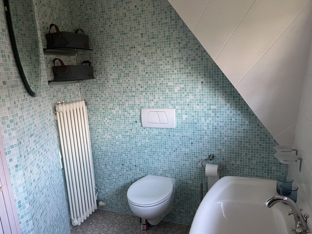 Vakantiehuis in het bos badkamer boven toilet